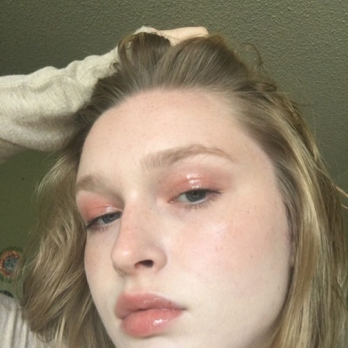 dreamgrl1998:i literally just put lipgloss all over my face why am i like this