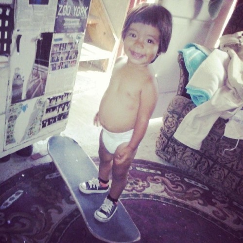 Jija de la chingada se subio sola xD#skateboard #baby #cute...