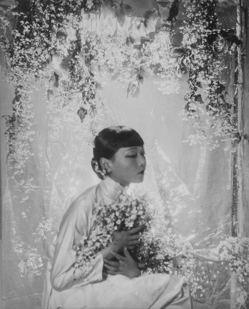 twixnmix:Anna May Wong photographed by Cecil Beaton, 1929.