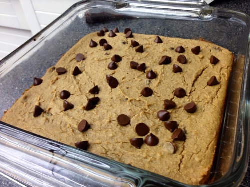 be-healthybehappy:  Healthy flourless chickpea blondies! Made with almond butter, dark chocolate, chickpeas, and raw honey :) stuck to the recipe (except for switching from maple syrup to raw honey, the recipe is originally vegan). Also the baking time