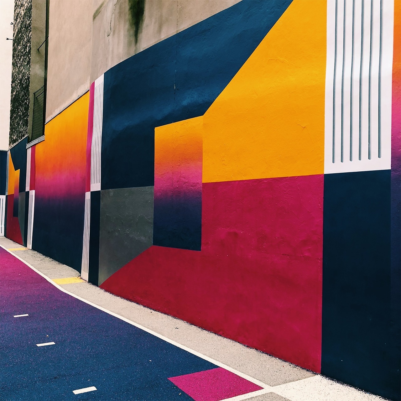 aliensfromhell: There is a basketball court in the middle of Paris and I saw it in