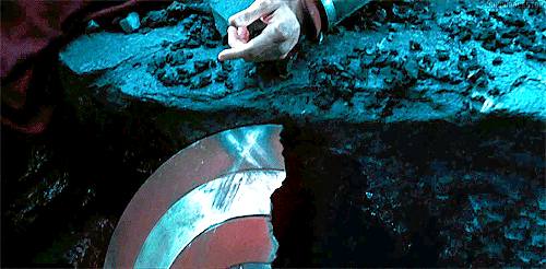 lokiandadalek:  lokihiddleston:  Wait! Have you seen this?The red cape, arm : it's Thor's hand.  SHI