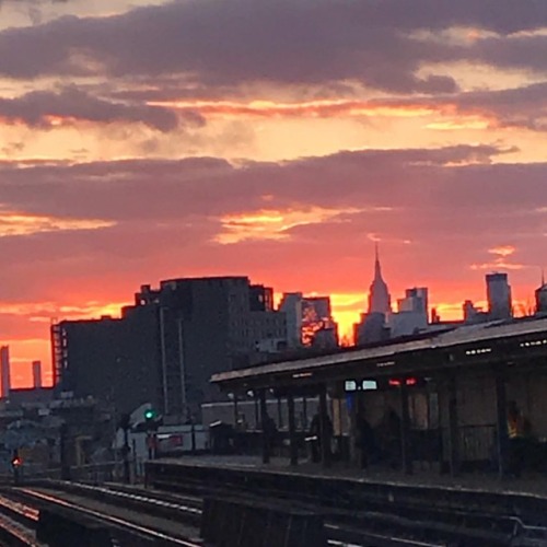 Sunset . . #sunset #skyline #jacksonheights #queens #newyork #newyorkcity #82ndstreet #subway #mta h