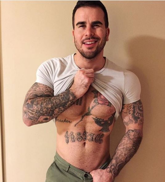 bulkingcub:  Guy goes from thin to thick over 12 months and embraces the beef. Looking
