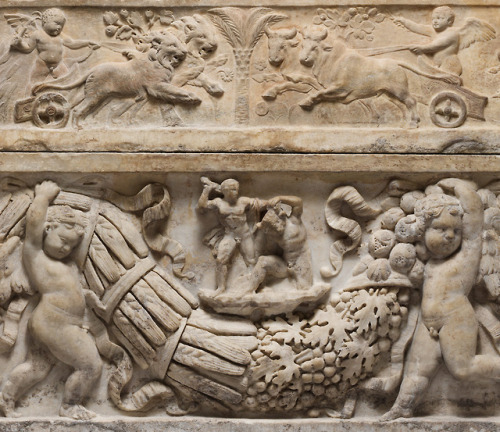 Marble sarcophagus with garlands and the myth of Theseus and Ariadne // Artist: Unknown // Date: 130