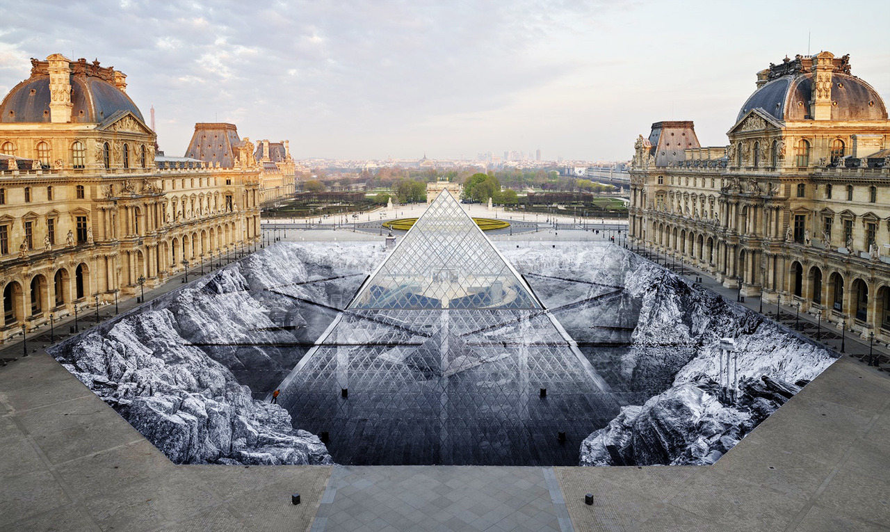 urhajos:   Turning the courtyard of The Louvre Museum into a massive optical illusion