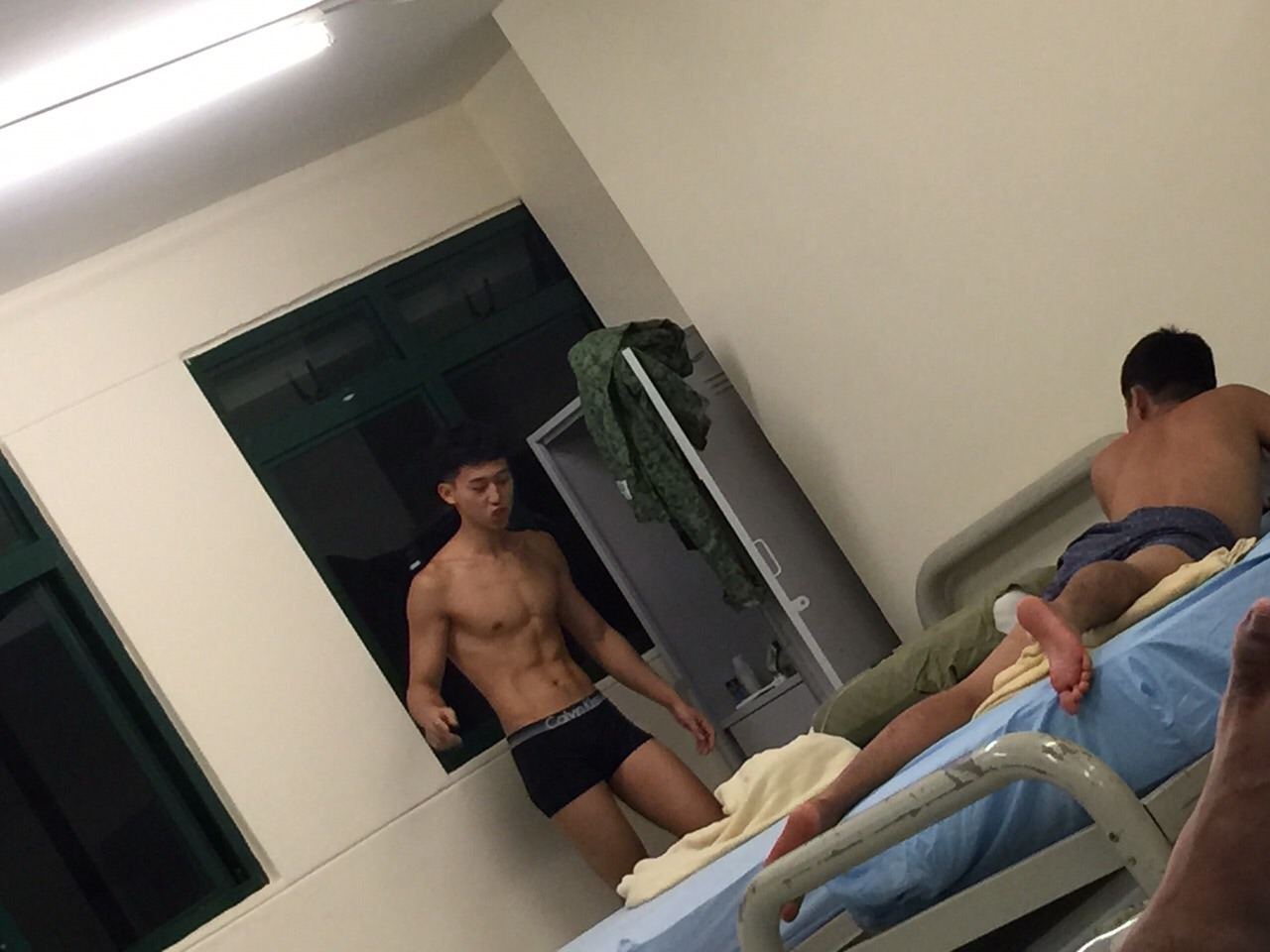 camfitfun:  j-aime-asian-men:  Mmmmmm  That is mean! Secretly taking pictures of