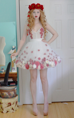 doxiequeen1:  I don’t like short dresses. I can’t seem to control my expression and legs at the same time, the photos always turn out a mess :(  Anyway! Flower dress and headpiece are all finished, step by step instructions for this dress can be