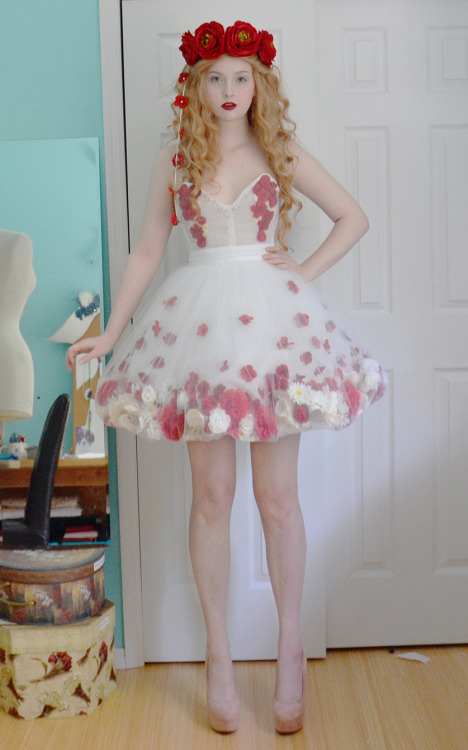 doxiequeen1:  I don’t like short dresses. I can’t seem to control my expression and legs at the same time, the photos always turn out a mess :(  Anyway! Flower dress and headpiece are all finished, step by step instructions for this dress can be