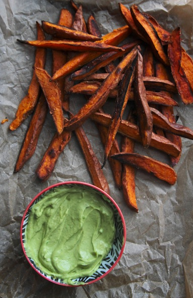 vegan-yums:  Spicy sweet potato fries with avocado dip / Recipe 
