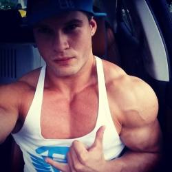 muscle-addicted:  Tavi Castro 