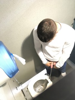 jakemelts:  drunk straight guys in nightclubs are less likely to look up/ catch you taking pics of them in the toilet. even if you get caught, they are usually too drunk to care/ won’t be able to chase you in the crowd! i have hundreds of pics and here