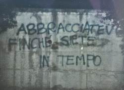 unasolasfumatura:  &ldquo;Abbracciatevi finché siete in tempo&rdquo;