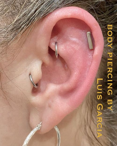 Fresh helix with an @anatometalinc 18kt white gold rectangle.#helixpiercing #piercing #bodypiercing 