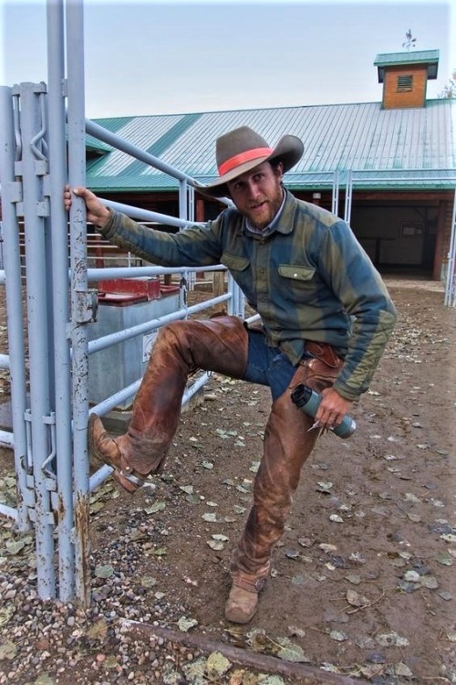 stinky-dirty-white-boys: Let’s see that ass, cowboy
