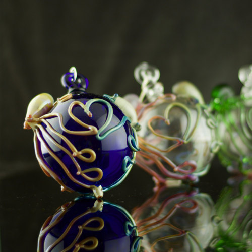 sosuperawesome:Hand Blown Octopus Ornaments by Full Blown Glass on EtsyBrowse more curated octopiSo 