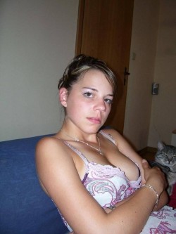 More nip slips and pussy slips pics at http://pussyslip.tumblr.com/