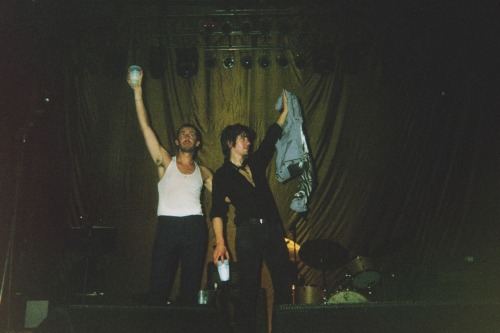 missmicastyles: Alex Turner and Miles Kane from barricade disposable  tlsp show Boston July 31