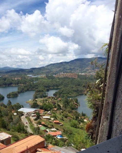 #guatape #pueblo #Colombia #elpenol #elpeñol #bigassrock halfway up!