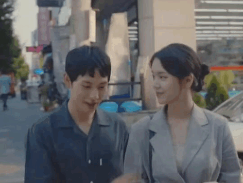 Jongwoo holding onto Jieun, freeing one hand to mimick throwing darts.