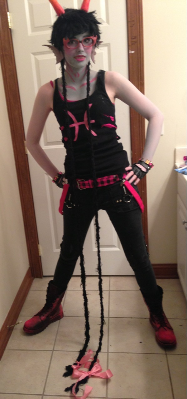 mask-of-words:  fortytwopercentgay:  Ribbons. Who needs to properly paint both arms.