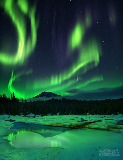 vurtual:  Aurora borealis over frozen lake(by William Freebilly)