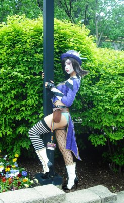 kamikame-cosplay:  Mad Moxxi Cosplayer: Envy