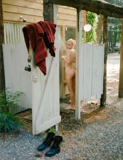 thevisualvamp:I love an outdoor shower 