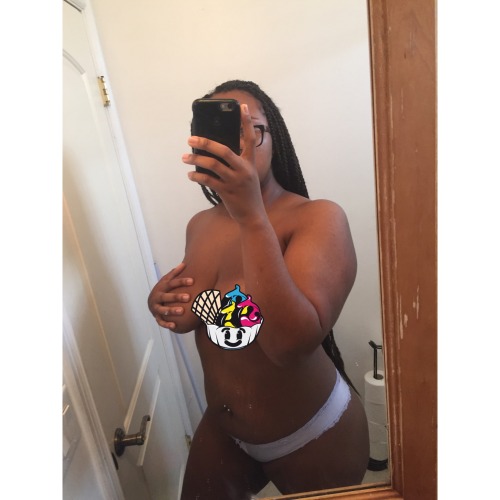curtflirt509:  zarriaaaa:  I look little but I’m really 5'7  She is beautiful @zarriaaaa!!