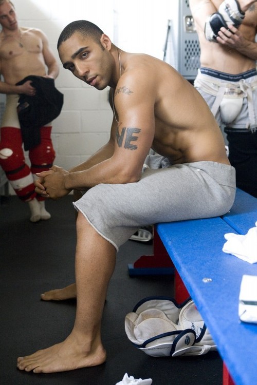 realmenstink:  STUD JOCK IN LOCKERROOM !!! 