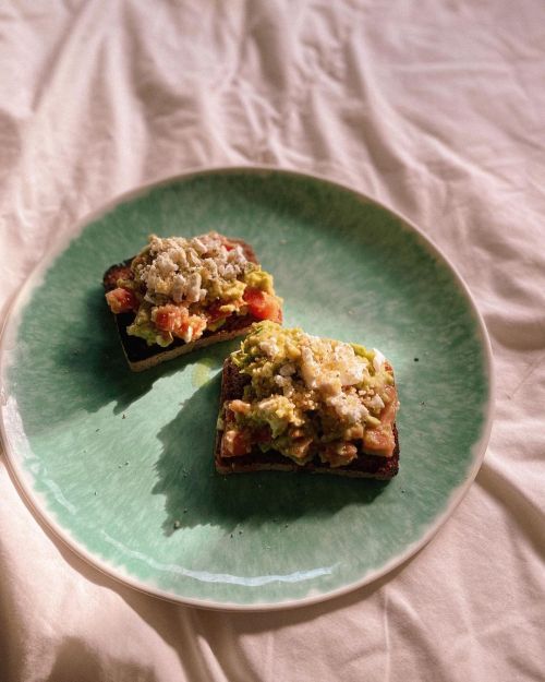 Desayuno post ‍♀️ y una clase de @ffitcoco ‍♀️.   Las tostaditas de hoy inspiradas en @candelaperez 