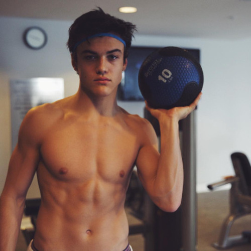 boytrappedinthcloset:  Ethan and Grayson Dolan are some fine ass twins part 1