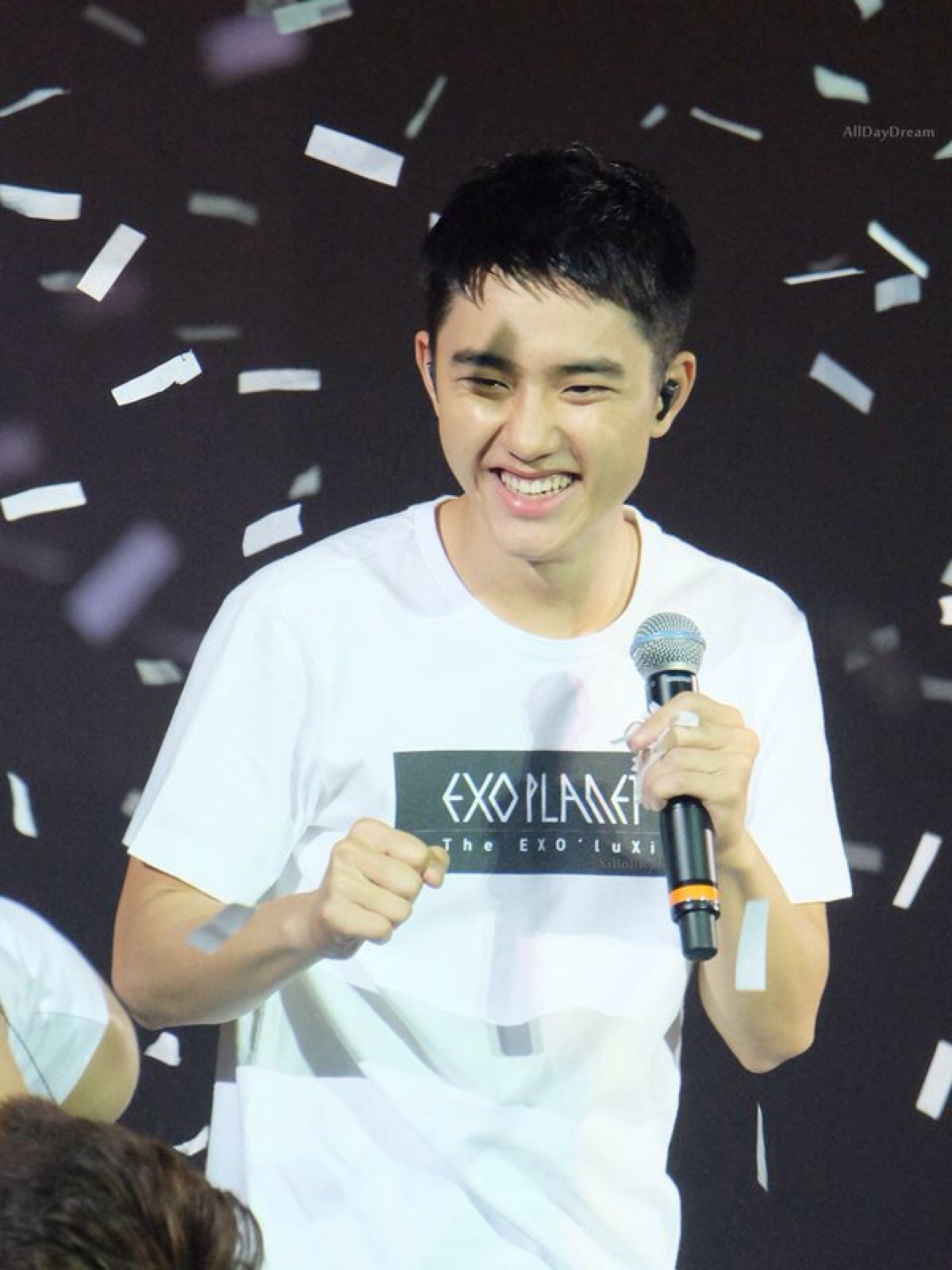 chanssoo:  exodus-lawliet:  BUT WHY DOES HE LOOK THE SAME  @the-baekery 
