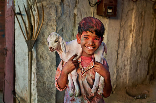 awesome-picz: Photographs That Explore The Relationship Between Animals And Humans By Steve McCurry 