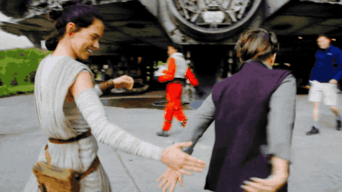 theorganasolo:Carrie Fisher and Daisy Ridley dancing on the set of The Force Awakens