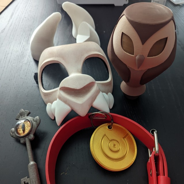 Finished up the props for our The Owl House cosplays!
King's horns and mask are attached with magnets so they pop on and 