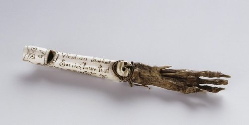 historyarchaeologyartefacts:Witch’s whistle with death skull and rat’s foot, probably 18