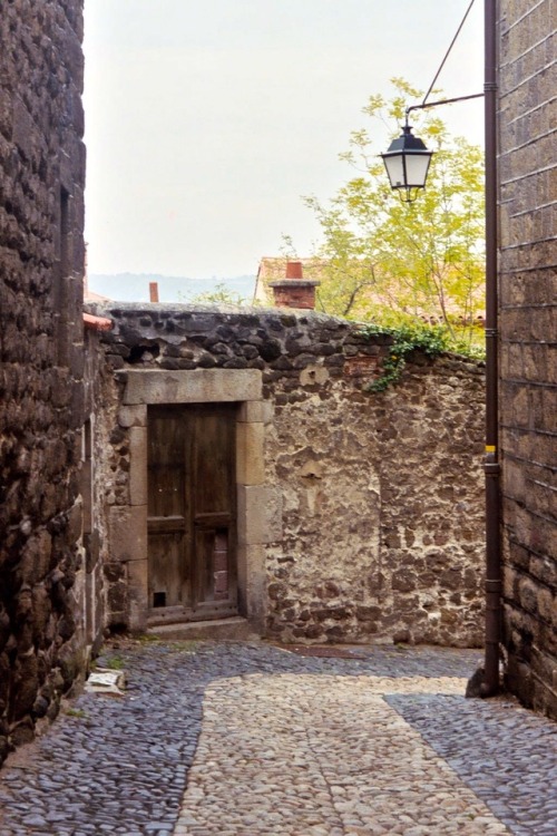Scène sur une petite rue II, Le Puy-en-Velay, France, 2005.Those with an interest in pilgrimage and 