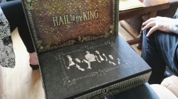 alifetimefullofwordstosay:  My Hail to the King limited edition just got in thr mail 🌈🌈👌👌👌  Omfg, sería eternamente feliz si alguien me obsequiara eso :&lsquo;c