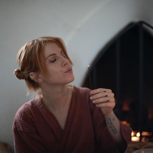 Promotional Pictures Of Hayley’s Bloom And Alibi Tea Blend. 