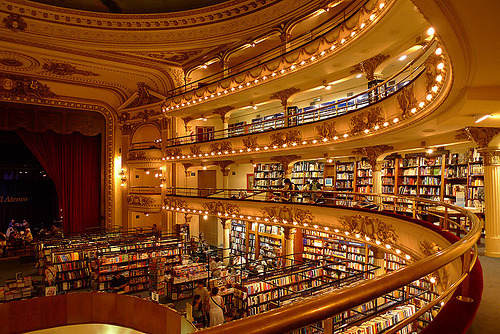 omgbuglen:  Bookstore inside a theater 