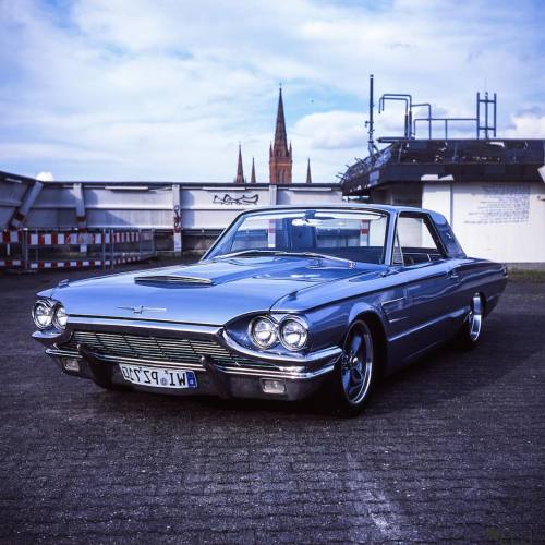 I live the classics. This is my friend&rsquo;s beautiful Ford Thunderbird. I shot this on Fuji P