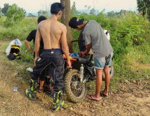 pakcik-kampung:

Selamat pagi guys…pkck lanje skit pic abam motard…sedap badan dia…

Melayu 