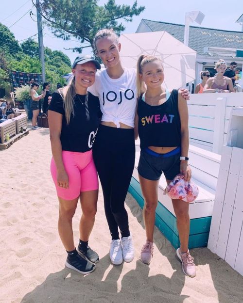 Josephine with fans in Montauk - July 21, 2019.x ; x