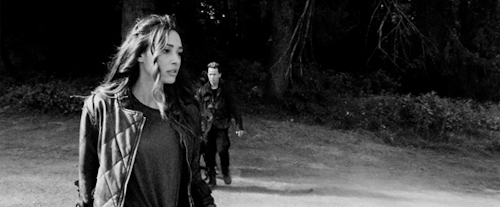 skairaven:Raven Reyes seeing Shaw’s grave in 6x02 | Red Sun Rising
