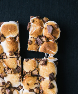 sweetoothgirl:Peanut Butter Cup S’moreo Bars