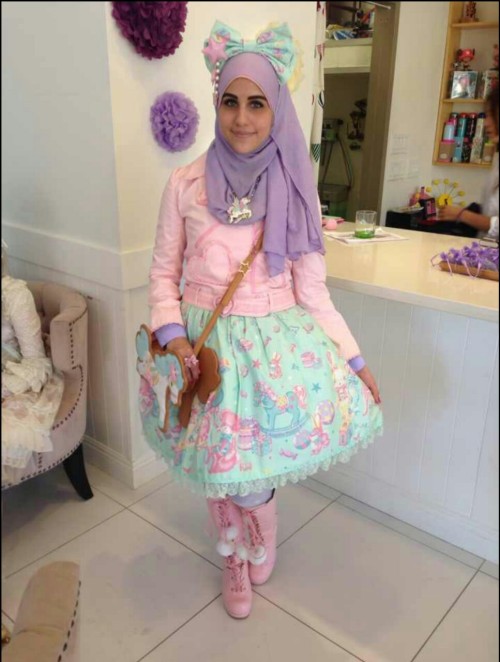 thehijabilolita:Hello everyone! Today I went to a meetup!Here’s my coord rundown:-JSK/Headbow: AP To