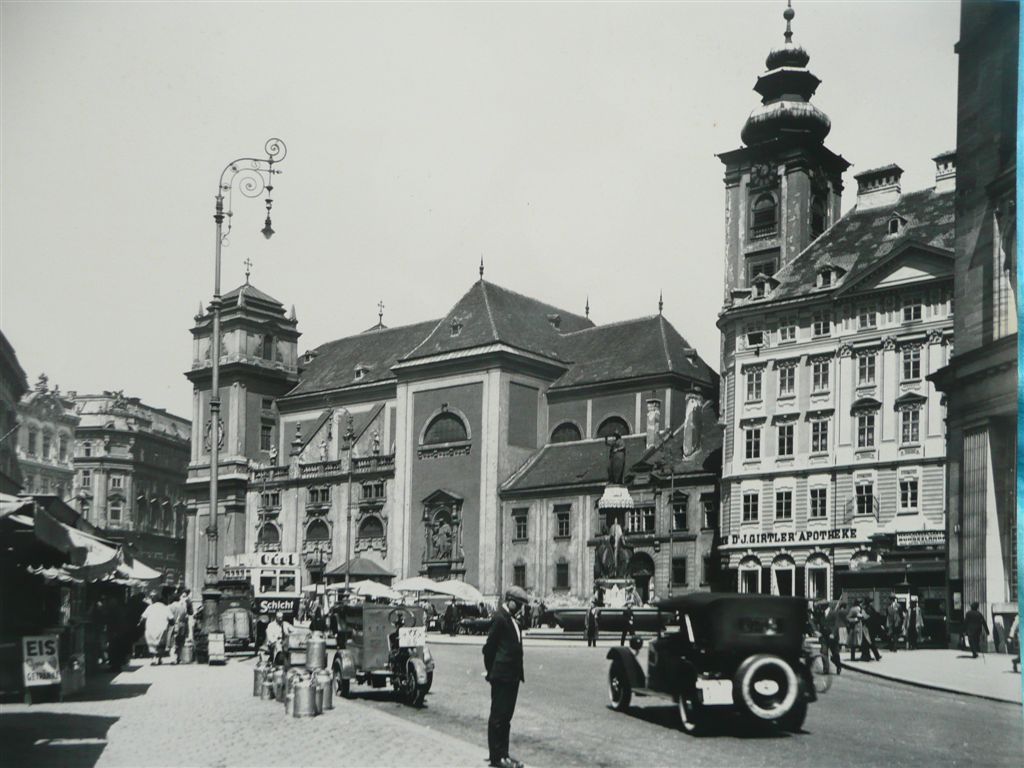 wearevintagevienna:Eine Alltagsszene auf der Freyung in der Wiener Innenstadt. Abgelichtet
