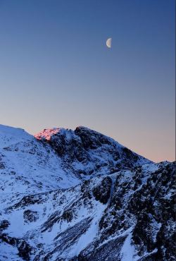 renamonkalou:  Moon over Scafell | Stewart Smith 