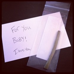 nugggz:  kellymarinnn:  blameblunts:  stonerthings:  Where can I find this type of love?  I would kill for this omfg  My boyfriend does shit like this :)  damn 